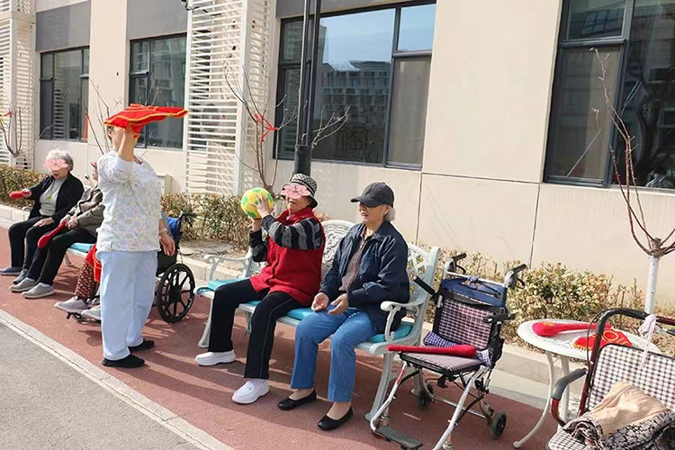 北京丰台区养老机构相儒养老老人在院子里晒太阳放松心情