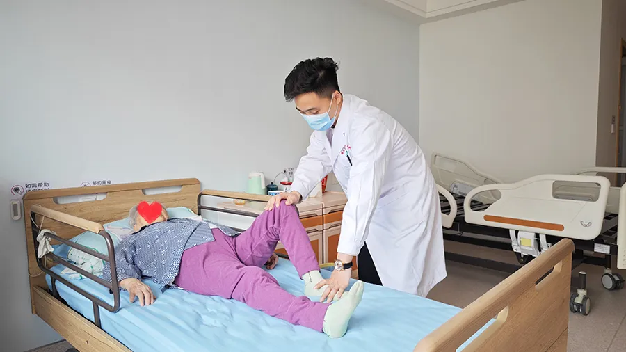 北京相儒养老专业康复师为入住长者进行康复训练