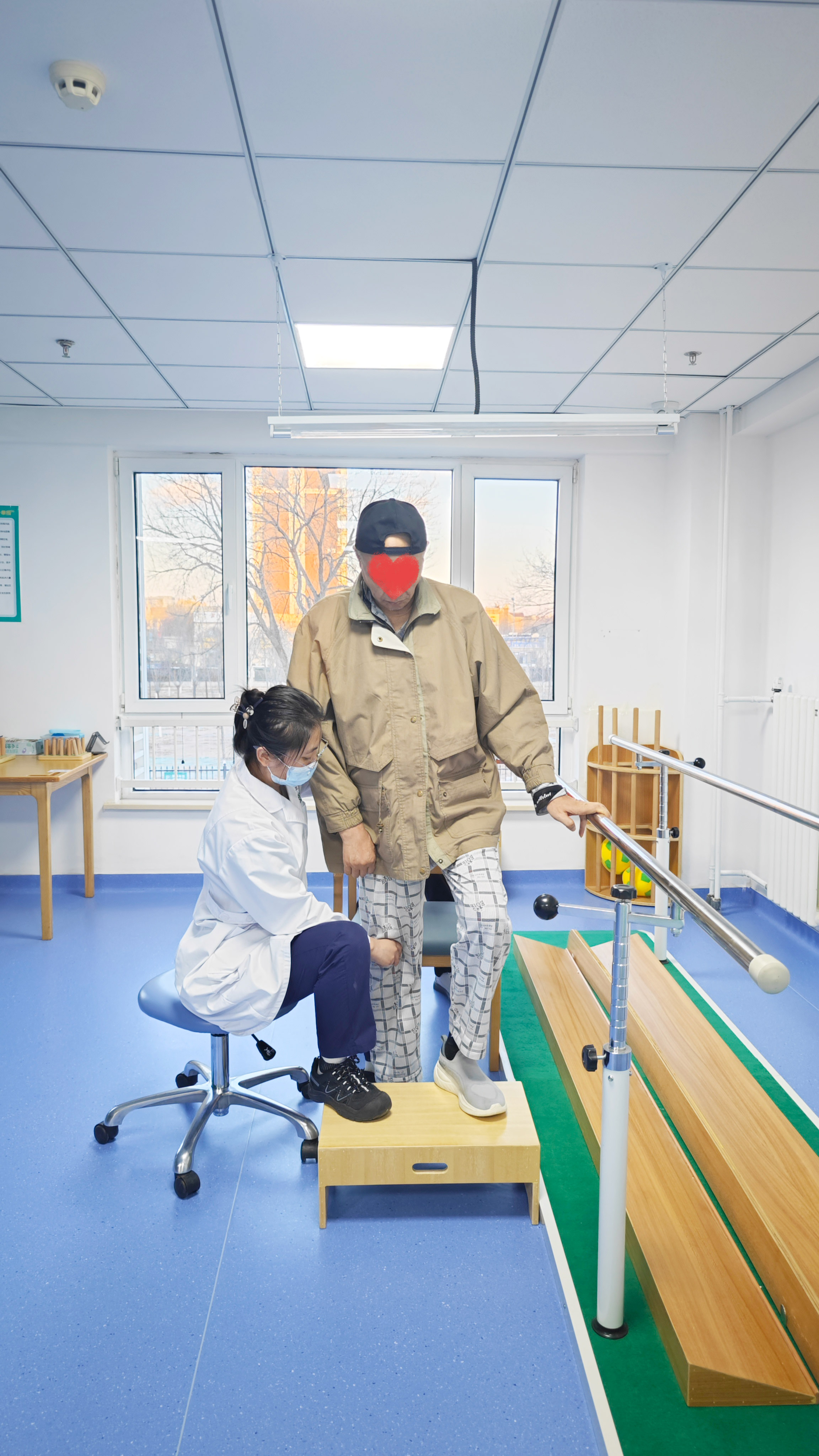 康复技师为入住长者进行康复训练