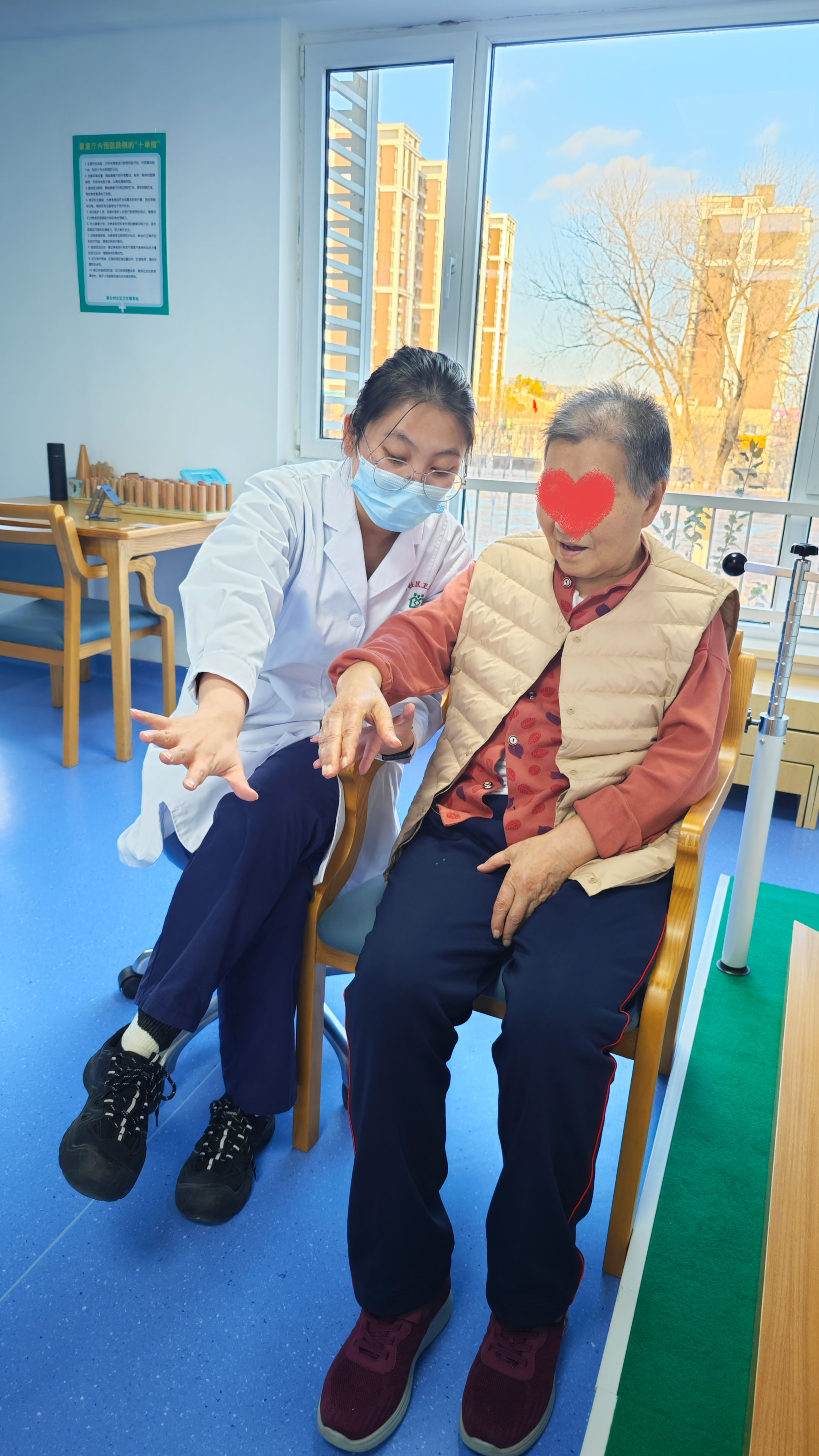 康复技师为入住长者进行康复训练